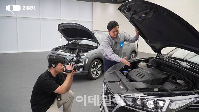 오토플러스의 비대면 중고차 브랜드 ‘리본카’가 라이브 방송을 통해 소비자에게 차량을 소개하고 있다.(사진=오토플러스)