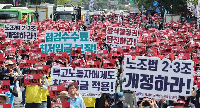 전국서비스산업노동조합연맹 조합원들이 3일 오후 서울 종로구 동화면세점 인근 세종대로에서 열린 특수고용노동자 파업대회에서 구호를 외치고 있다.(사진=연합뉴스)