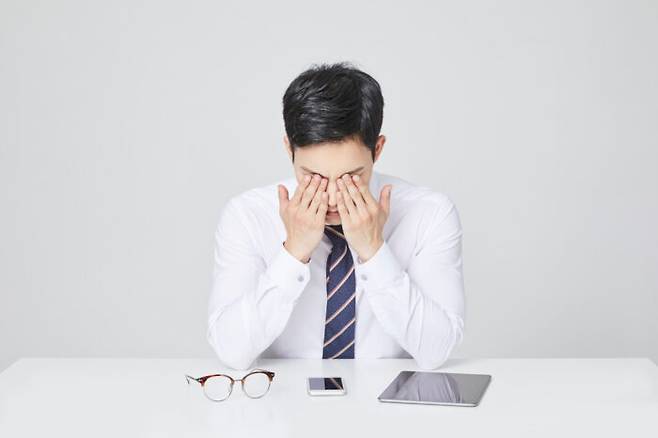 결막염 등 눈병 이외에, 눈 충혈은 잠이 부족하거나 눈이 건조하고 안약을 과다 사용했을 경우 나타날 수 있다. [사진=클립아트코리아]