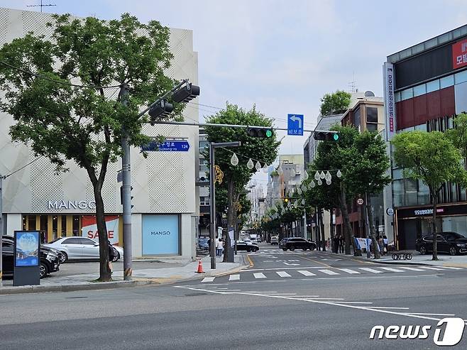 서울 강남구 신사동 소재 가로수길 모습.ⓒ 뉴스1/김진희 기자.