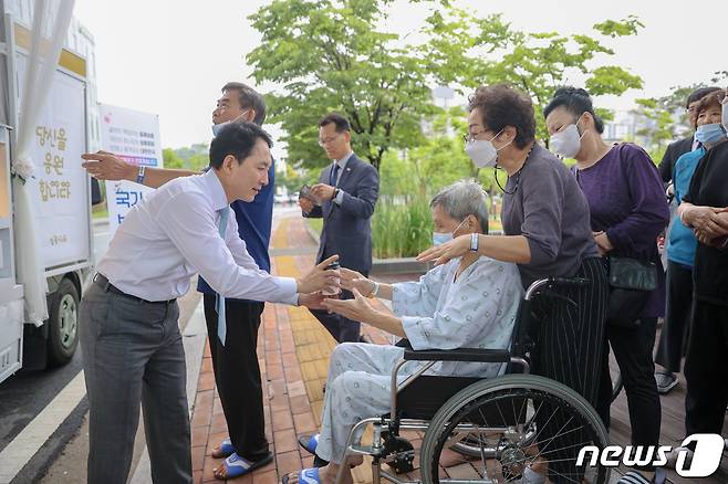 박민식 국가보훈부 장관이 지난달 21일 오전 서울 중앙보훈병원을 방문, 입원 중인 국가유공자와 직원에게 커피를 나눠주고 있다. (국가보훈부 제공) 2023.6.21/뉴스1