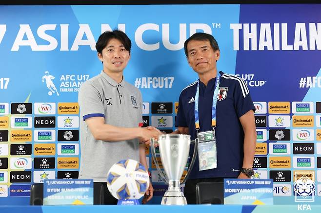 변성환 대한민국 17세 이하(U-17) 축구 대표팀 감독과 요시로 일본 U-17 축구 대표팀 감독이 1일(현지시간) 태국 방콕 빠툼타니 스타디움에서 양국 간 결승전을 하루 앞두고 열린 기자회견에서 기념 촬영을 하고 있다.(대한축구협회 제공) 2023.7.1/뉴스1 ⓒ News1 민경석 기자