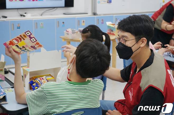 냠냠연구소 수업을 진행 중인 서울서진학교 학생(좌)과 롯데중앙연구소 직원(우).(롯데중앙연구소 제공)