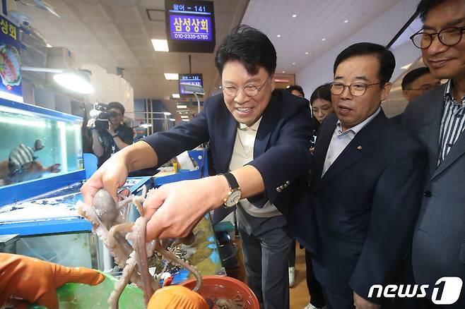 국민의힘 소속 장제원 국회 과학기술정보방송통신위원회 위원장이 3일 오전 서울 동작구 노량진수산시장에서 낙지를 들어보이고 있다. 2023.7.3/뉴스1 ⓒ News1 임세영 기자