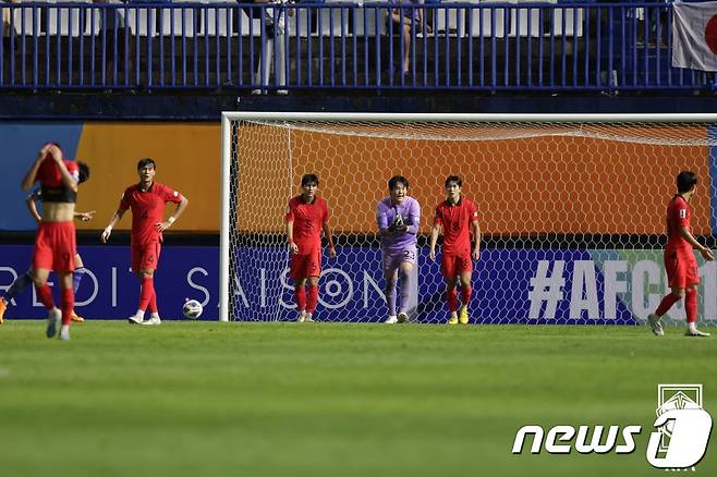 2일(현지시간) 태국 빠툼타니 스타디움에서 열린 아시아축구연맹(AFC) U-17 아시안컵 결승전 대한민국과 일본의 경기에서 후반전 두번째 실점 후 골키퍼 홍성민이 동료선수들을 격려하고 있다. (대한축구협회 제공)2023.7.2/뉴스1 ⓒ News1 박세연 기자