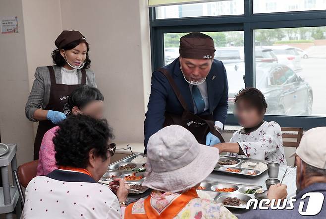 김산 무안군수는 3일 무안군노인복지회관 경로식당을 찾아 급식봉사를 진행했다. (무안군 제공)/뉴스1