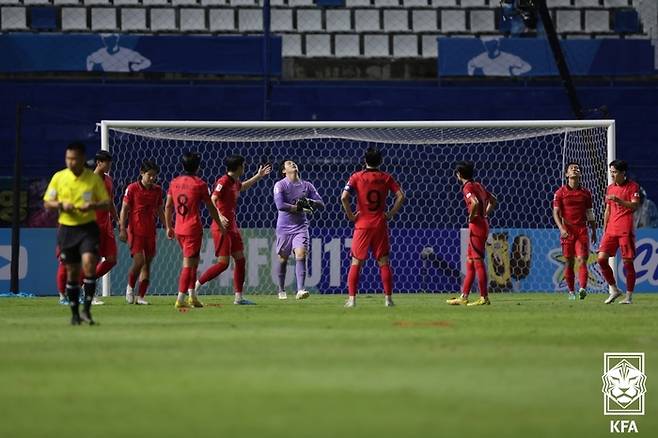 한국 U-17 축구대표팀이 2일 오후 태국 빠툼타니 스타디움에서 열린 2023 AFC U-17 아시안컵 결승전 일본과 경기에서 전반 프리킥 선제 실점한 뒤 아쉬워하고 있다. 제공 | 대한축구협회