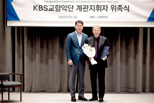 왼쪽부터 KBS교향악단 한창록 사장, 요엘 레비 계관지휘자 [사진제공=KBS교향악단]