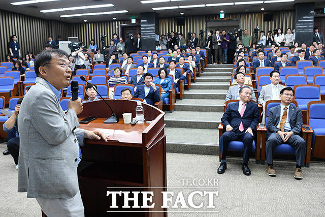 민경우 대안연대 공동대표(왼쪽)가 3일 오후 서울 여의도 국회에서 열린 국민의힘 의원총회에서 '야당의 후쿠시마 오염수 괴담·선동'을 주제로 강연하고 있다. /국회=남용희 기자