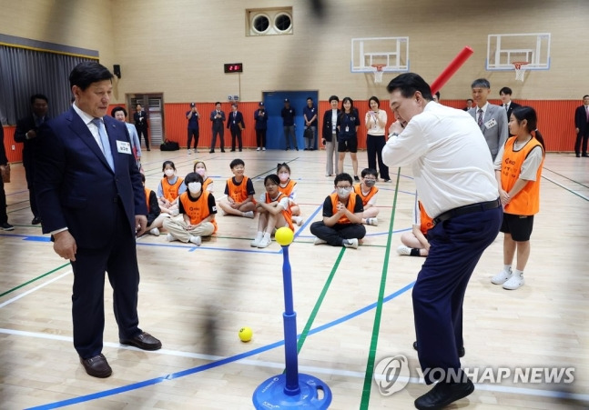 윤석열 대통령이 방과후 돌봄·교육 프로그램인 '늘봄학교' 참관을 위해 3일 경기도 수원초등학교를 방문, 전직 프로야구 선수들이 강사로 초등학생들을 지도하는 간이야구 프로그램을 지켜보던 중 티볼을 시타하고 있다. [사진출처=연합뉴스]