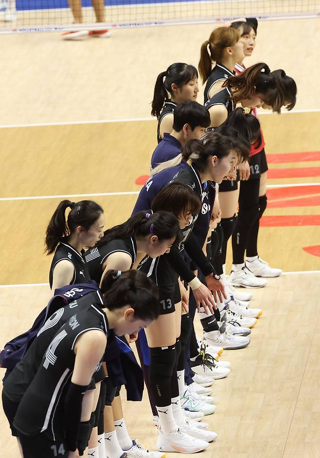 2일 경기 수원시 서수원칠보체육관에서 열린 2023 국제배구연맹(FIVB) 발리볼네이션스리그(VNL)에서 폴란드에 세트스코어 0대3으로 진 한국 여자배구 대표팀 선수들이 경기장을 찾은 팬들에게 인사하고 있다. /연합뉴스