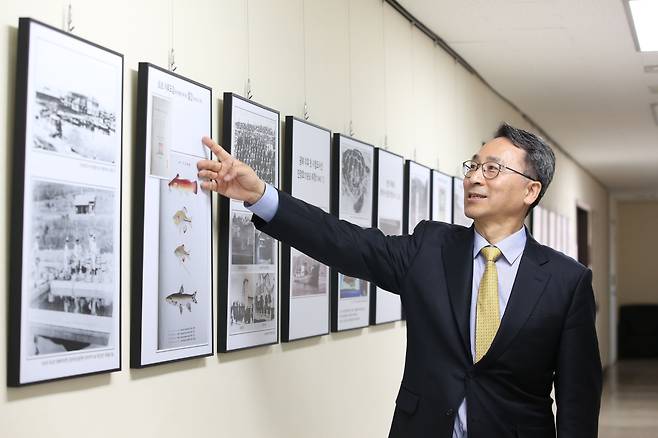 우동식 국립수산과학원장이 국립수산과학원의 100년이 넘는 역사에 대해 설명하고 있다./국립수산과학원