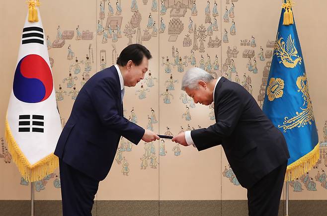 윤석열 대통령이 3일 오전 서울 용산 대통령실 청사에서 김홍일 국민권익위원장에게 임명장을 수여하고 있다. /연합뉴스