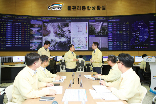 윤석대 한국수자원공사 사장은 3일 본사 물관리 종합상황실에서 장마 대비 준비현황과 수문 방류 상황, 향후 대응계획 등을 점검했다. 사진=한국수자원공사 제공