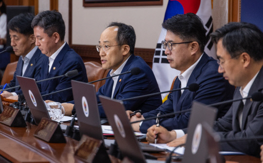 추경호 경제부총리 겸 기획재정부 장관이 3일 서울 종로구 정부서울청사에서 열린 국무회의에 참석해 안건을 설명하고 있다. 추 부총리는 중남미 순방에 나선 한덕수 국무총리를 대신해 이날 국무회의를 주재했다. 사진=연합뉴스