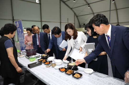 금산축제관광재단은 오는 7일 개최하는 제3회 금산삼계탕축제에 앞서 삼계탕을 비롯한 인삼·깻잎 요리를 사전에 점검해 관광객들에게 품질 높은 음식을 제공하기 위한 품평회를 개최했다. 사진=금산군 제공