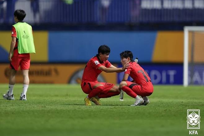 박승수와 김성주가 한일전 패배 직후 아쉬워하고 있다. ⓒ 대한축구협회