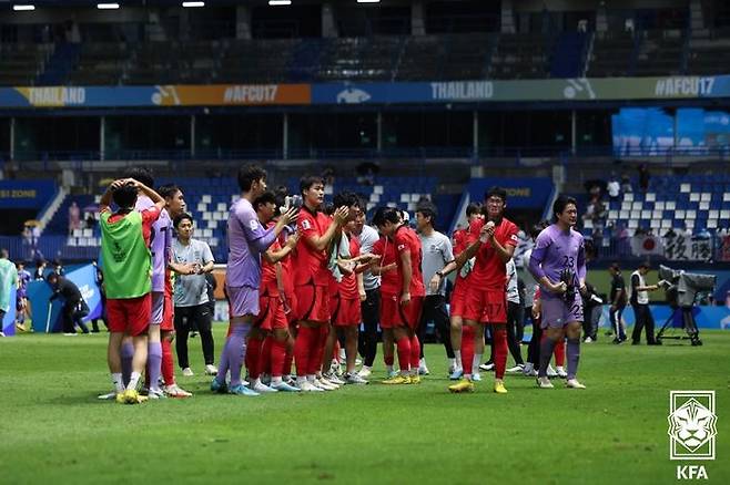 U-17 축구대표팀이 결승서 일본에 패한 뒤 관중석을 향해 인사하고 있다. ⓒ 대한축구협회