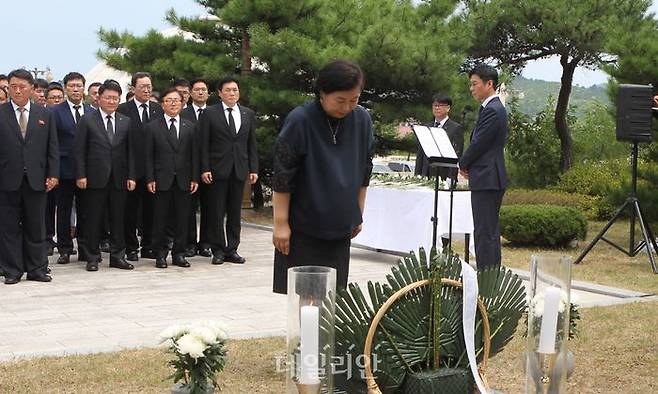 현정은 현대그룹 회장이 지난 2018년 금강산에서 열린 고 정몽헌 전 회장 15기 추모식에 참석해 묵념을 하고 있다. ⓒ현대그룹/뉴시스