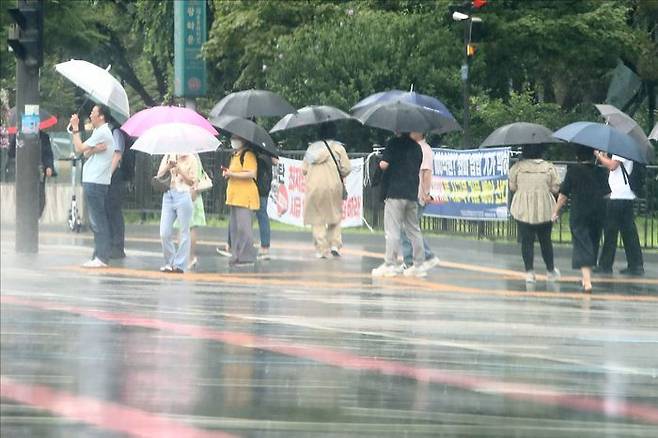 4일 화요일은 많은 비가 예상되면서 일부 지역에선 강한 바람과 천둥·번개가 동반되는 곳도 있겠다.ⓒ데일리안 홍금표 기자