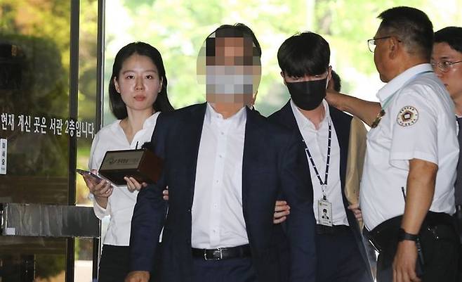 2021년 더불어민주당 전당대회 돈봉투 살포 의혹과 관련해 송영길 캠프의 자금관리 총책으로 지목된 전직 보좌관 박 모씨가 3일 서울 서초구 서울중앙지법에서 열린 구속 전 피의자 심문(영장실질심사)에 출석하고 있다.ⓒ뉴시스