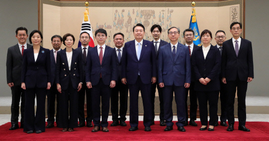 윤석열 대통령이 3일 서울 용산 대통령실 청사에서 김완섭 기획재정부 2차관, 조성경 과기정통부 1차관, 장미란 문화체육관광부 2차관 등 신임 차관들에게 임명장을 수여한 뒤 기념촬영을 하고 있다. 대통령실통신사진기자단=연합뉴스