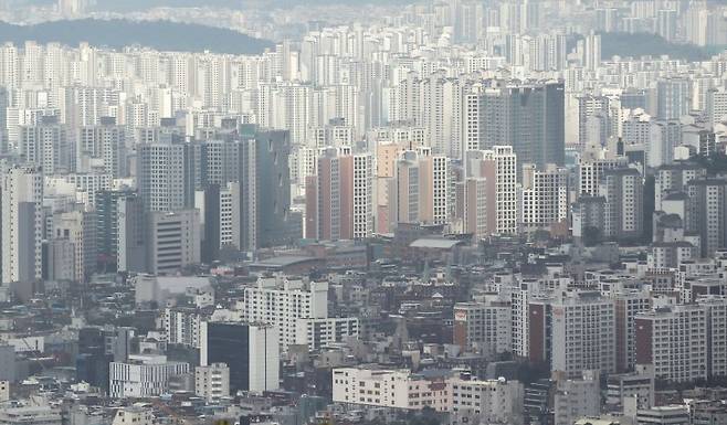 서울 남산타워에서 바라본 아파트 단지. 2023.6.15 /사진=뉴스1