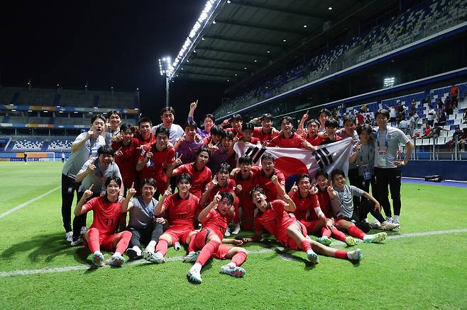 한국 17살 이하(U-17) 남자 축구대표팀 선수와 코치진이 30일(한국시각) 타이 빠툼타니 스타디움에서 열린 2023 아시아축구연맹(AFC) 17살 이하 아시안컵 우즈베키스탄과 4강전 승리 뒤 기념 촬영을 하고 있다. 대한축구협회 제공