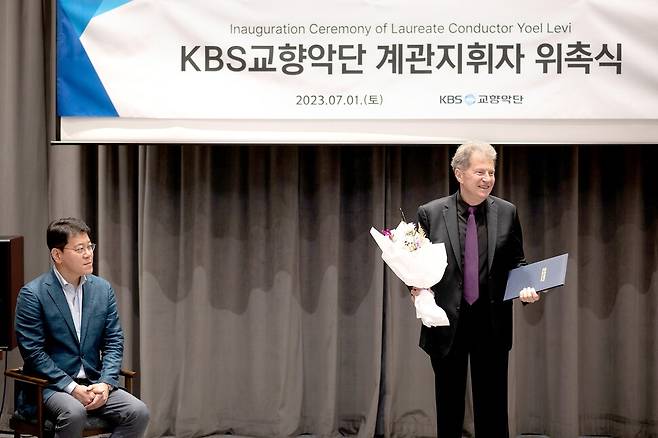 케이비에스(KBS) 교향악단 계관지휘자 위촉식에 참여한 지휘자 요엘 레비. 왼쪽은 이 교향악단 한창록 대표. 케이비에스 교향악단 제공