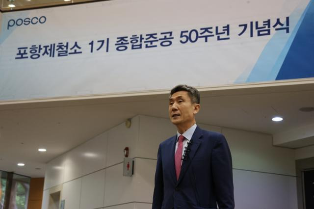 이강덕 경북 포항시장이 3일 포항제철소 1기 설비 종합 준공 50주년 행사가 열린 포스코 본사를 찾아 로비에서 기자들과 인터뷰하고 있다. 포항시 제공