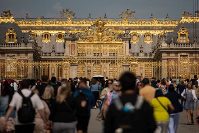 지난 6월 프랑스 베르사유 궁전이 관광객들로 붐비고 있다. 유네스코 세계문화유산인 베르사유 궁전은 매년 800만 명의 관광객이 찾는 명소다. 베르사유=로이터 연합뉴스