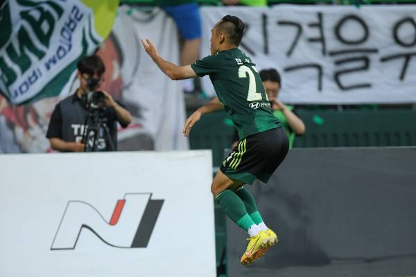 문선민이 시그니처 세리머니인 관제탑 댄스를 추고 있다.(사진=전북 현대)