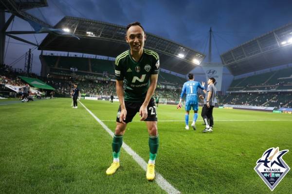 문선민이 엉덩이춤 세리머니를 경기 후 재연하고 있다.(사진=프로축구연맹)