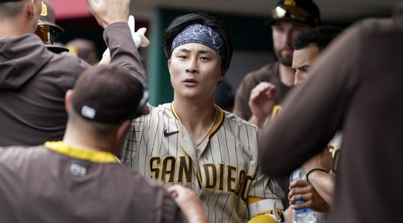 MLB 샌디에이고 김하성은 3일(한국시간) 신시내티와 원정 경기에서 솔로포를 가동해 시즌 10호 홈런을 기록했다. 그는 이로써 지난해(2022년)에 이어 두 시즌 연속 두자릿수 홈런을 달성했다. [사진=뉴시스]