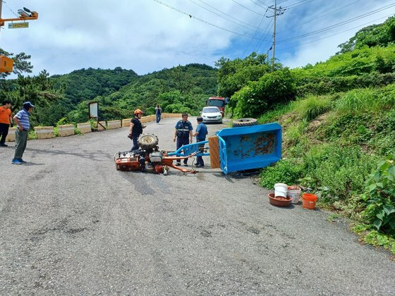 3일 오후 12시 39분쯤 전남 여수시 돌산읍에서 경운기가 전복돼 2명이 숨지고 2명이 다쳤다. 사진은 사고 현장의 모습. 사진 전남 여수소방서