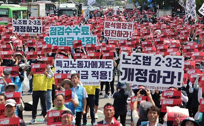 민주노총 서비스연맹 조합원들이 3일 오후 서울 종로구 동화면세점 인근 세종대로에서 열린 특수고용노동자 파업대회에서 구호를 외치고 있다. 연합뉴스