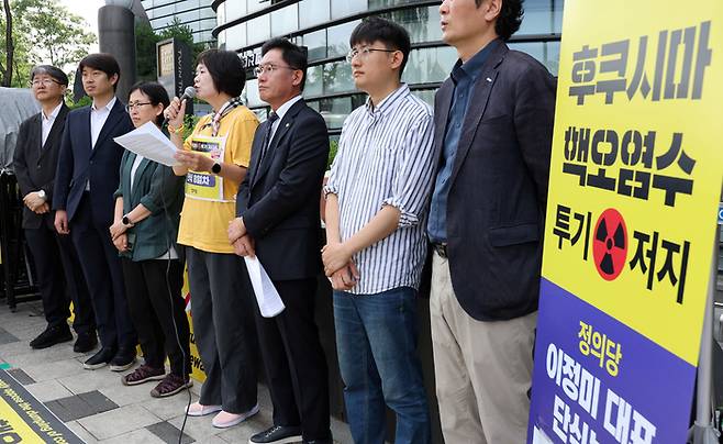 일본 후쿠시마 원전 오염수 방류 저지를 위해 단식 농성 중인 정의당 이정미 대표가 3일 오전 서울 종로구 주한 일본대사관 앞에서 열린 상무집행위원회 기자회견에서 발언하고 있다. 연합뉴스