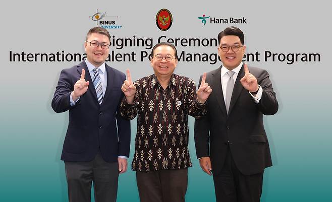 From left: George Wijaya, vice-rector of Indonesia’s Binus University, Indonesian Ambassador to South Korea Gandi Sulistiyanto, and Hana Financial Group Vice Chairman Lee Eun-hyung pose for a photo at a ceremony held at Hana’s headquarters in Seoul, Friday. (Hana Financial Group)