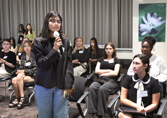 A student asks a question after listening to the speakers [PARK SANG-MOON]