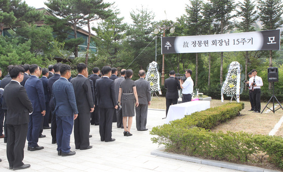 Hyun Jeong-eun, chairwoman of Hyundai Group, and other members of her delegation pay respect to late chairman Chung Mong-hun during a memorial service at Mount Kumgang on Aug. 3, 2018. [YONHAP]