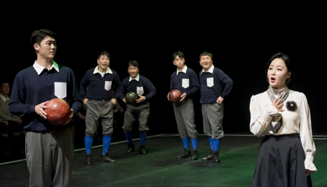 1946년 서울에서 열린 마지막 경평대항축구전을 소재로 한 연극 ‘패스’의 한 장면. 사진의 지난해 초연 모습.          극단 산