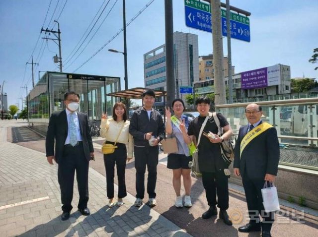 서울 강서구 푸른동산교회 성도와 영등포노회 회원들이 지난달 14일 신방화역에서 전도하던 중 기념촬영을 하고 있다. 영등포노회 제공