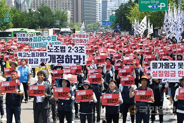 3일 서울 종로구 동화면세점 앞에서 열린 '특수고용노동자 실질임금인상! 노조법 2,3조 개정! 윤석열 퇴진!' 서비스연맹 특수고용노동자 파업대회에서 민주노총 회원들이 구호를 외치고 있다. 전국민주노동조합총연맹은 '윤석열 정권 퇴진'을 앞세워 3일부터 15일까지 2주간 총파업에 돌입한다.