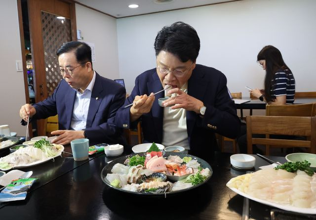 장제원(가운데) 국회 과학기술정보방송통신위원장을 비롯한 국민의힘 소속 과방위 위원들이 3일 서울 동작구 노량진 수산시장에서 직접 고른 해산물로 식사를 하고 있다. 왼쪽은 여당 과방위 간사인 박성중 의원. 연합뉴스