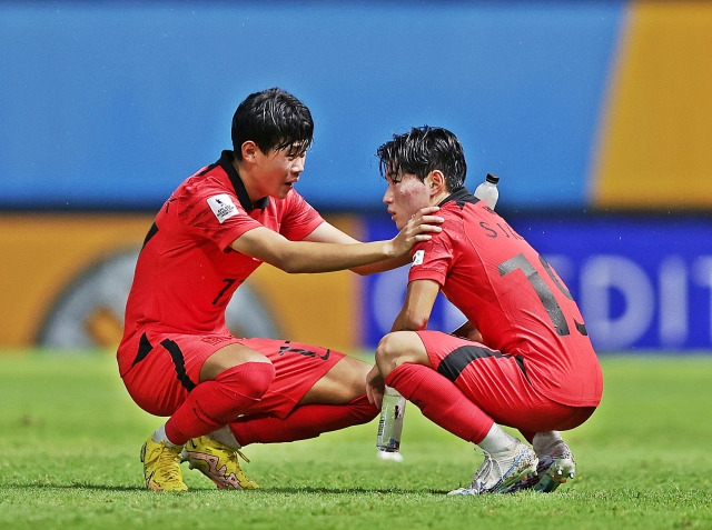 한국 17세 이하(U-17) 남자축구 대표팀 박승수와 김성주가 2일(현지시간) 태국 빠툼타니에서 열린 AFC U-17 아시안컵 결승에서 일본에 0대 3으로 패한 뒤 아쉬워하고 있다. 대한축구협회