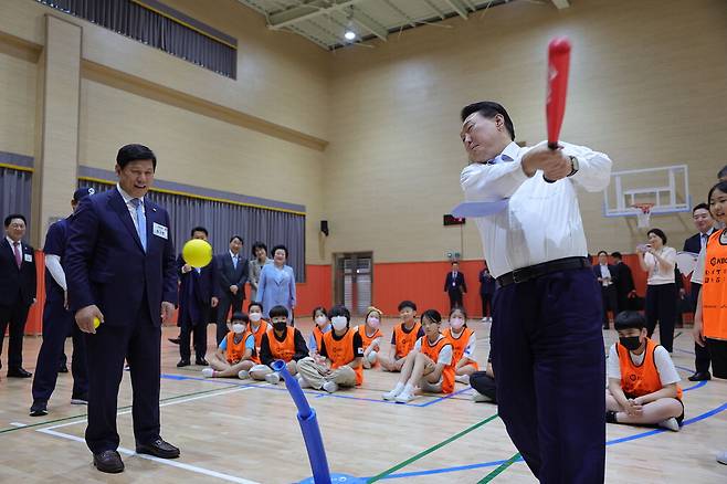 윤석열 대통령이 3일 경기도 수원시 팔달구 수원초등학교에서 열린 늘봄학교 수업 현장을 방문해 간이 야구 수업에서 티볼을 시타하고 있다. 이승환 기자