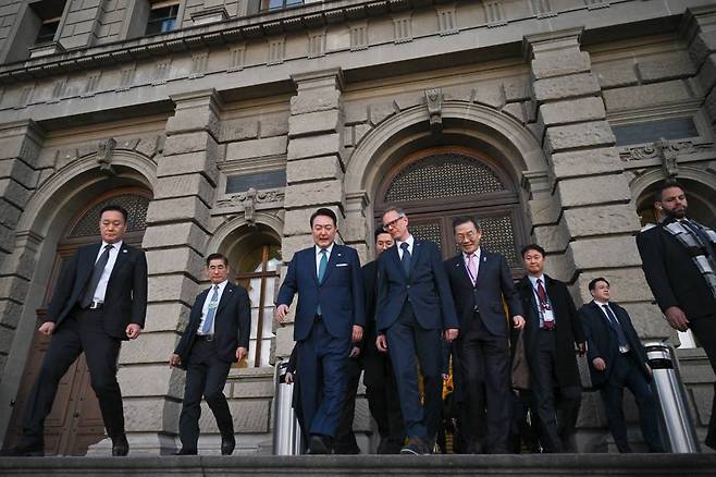 윤석열 대통령이 지난 1월 스위스 취리히 연방공과대학에서 열린 '양자 석학과의 대화'를 마친 후 이동하고 있다. / 사진=뉴시스