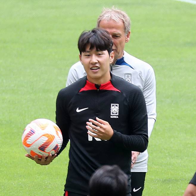 지난달 15일 대한민국 축구 국가대표 훈련 도중 이강인(마요르카)이 위르겐 클린스만 감독에게 지도를 받고 있다. /사진=뉴스1