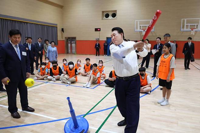 [서울=뉴시스] 홍효식 기자 = 윤석열 대통령이 방과 후 돌봄·교육 프로그램인 '늘봄학교' 참관을 위해 3일 경기도 수원 팔달구 수원초등학교를 방문해 티볼 교실을 참관하며 시타하고 있다. (대통령실통신사진기자단) 2023.07.03.