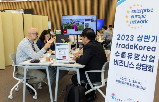 한국무역협회가 지난달 28~29일 서울 강남구 삼성동 무역센터에서 개최한 ‘2023 상반기 트레이드코리아 수출유망산업 비즈니스 상담회’에 참석한 업체들이 상담을 진행하고 있다. 한국무역협회 제공